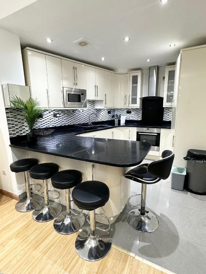 London Charm - Comfortable Room In Spacious House Exterior foto