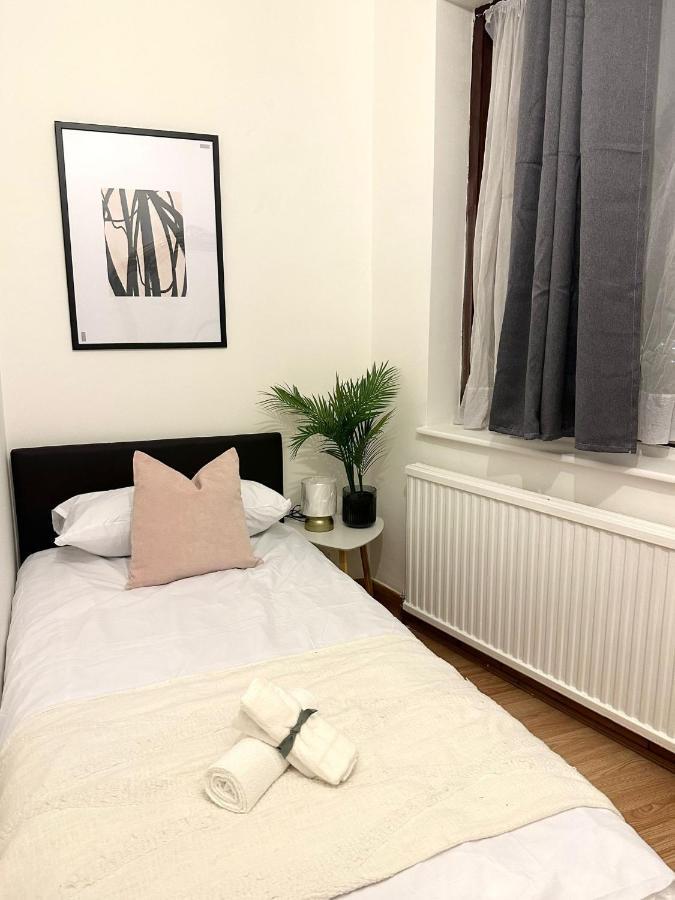 London Charm - Comfortable Room In Spacious House Exterior foto