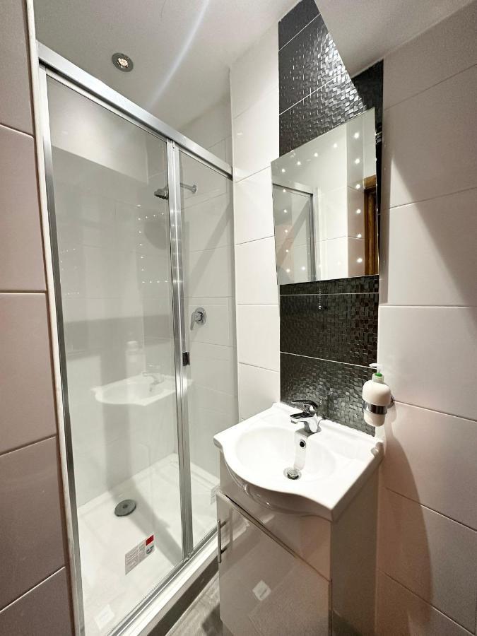 London Charm - Comfortable Room In Spacious House Exterior foto